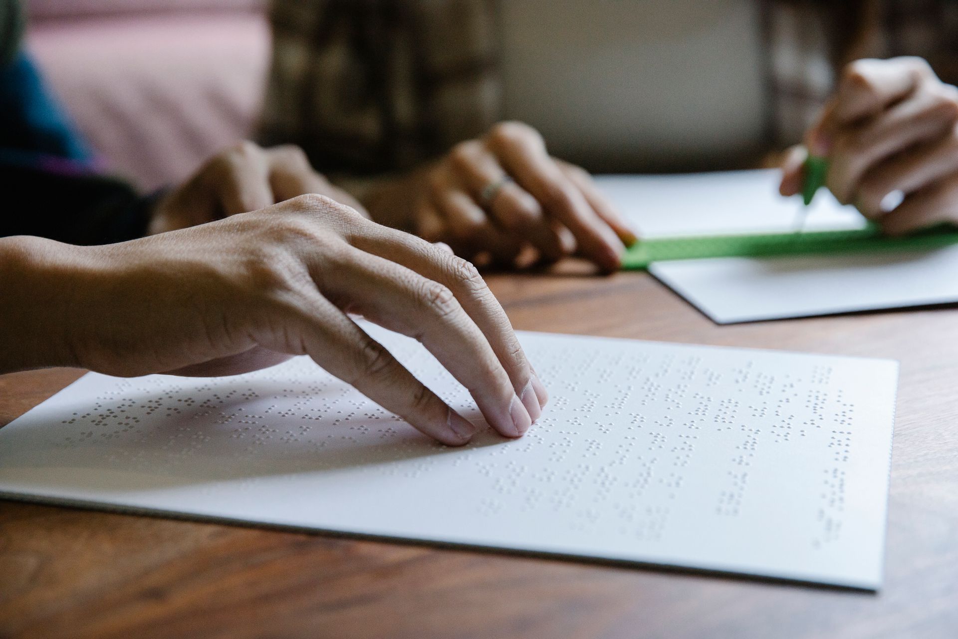 Finger einer Person tasten über Brailleschrift.